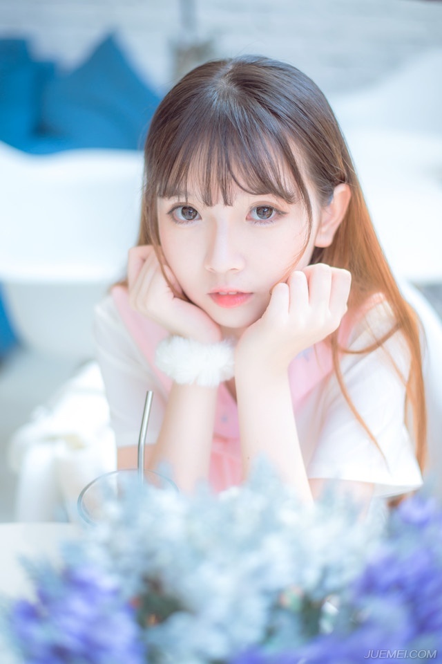 在伏德愕然的目光里，从江夏四周隐秘处，一艘艘快船迅速出现，密密麻麻的汇聚了一片，一眼望去，整个江面都被大小不一的船只铺满，浩浩荡荡。