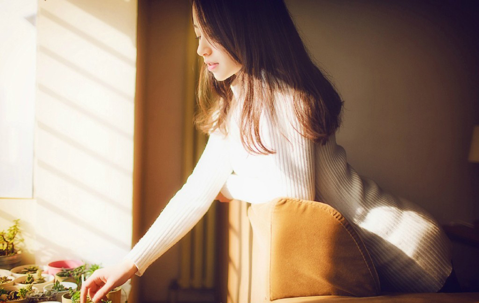 如果说生活是一种姿态，我宁愿选择冷漠;如果说对待一份感情，包括友情和亲情，我宁愿选择冷淡无情。可惜人总非草木，往往总在交叉处令你左右为难!人总喜欢在利益面前根根计较，总为利益去伤害彼此间的感情!这难道就是人生存的本能吗?人生就这么讽刺吗?你不找事，事找上你，会有水落石出的一天!也许这只是一场闹剧，因为我不相信它能凭空消失。人心怎么说呢?穷，会被瞧不起，会被亲情冷漠。富，身边的都是荣耀奉承。